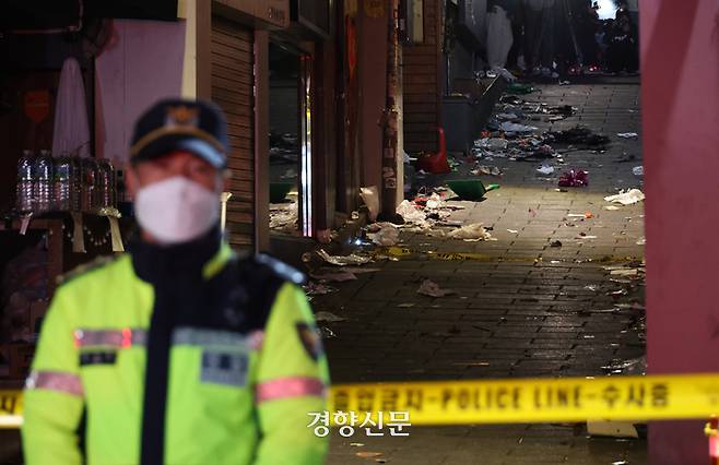 지난 29일 밤 서울 용산구 이태원 일대에서 대규모 압사사고가 발생한 가운데 30일 이태원 사고현장에 쓰레기가 널브러져 있다. 권도현 기자