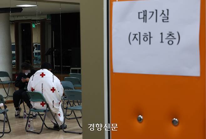 30일 시민들이 서울 용산구 한남동 주민센터에서 이태원 핼러윈 참사 관련 실종자 접수를 하기 위해  대기하고 있다. 권도현 기자