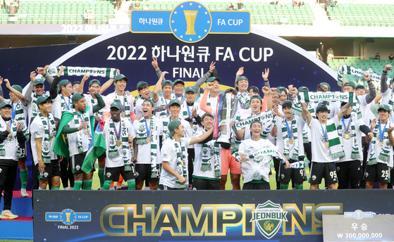 Jeonbuk Hyundai Motors players celebrate winning the FA Cup on Sunday at Jeonju World Cup Stadium in Jeonju, North Jeolla, beating FC Seoul on an aggregate score of 5-3. [NEWS1]