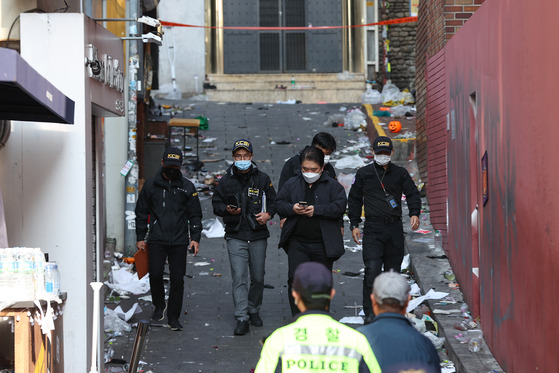 The 4-meter (13-foot) wide alley, as narrow as 3.2 meters in some parts, of central Seoul’s Itaewon where many of the 153 people lost their lives [YONHAP]