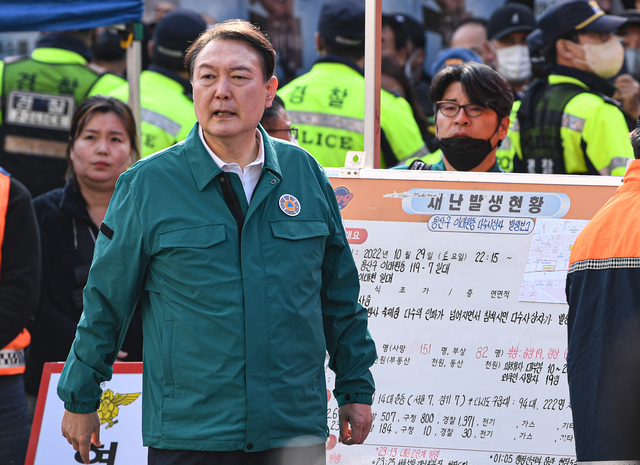 윤석열 대통령이 30일 서울 용산구 이태원 일대에서 발생한 핼러윈 대규모 압사 참사 현장을 찾아 살펴보고 있다. 이한결 기자  alwayssame@kmib.co.kr