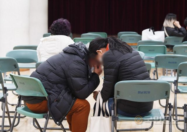 30일 이태원 압사사고 실종자 가족들이 서울 용산구 한남동 주민센터에 마련된 실종자 접수처에서 대기 하며 눈물을 흘리고 있다.