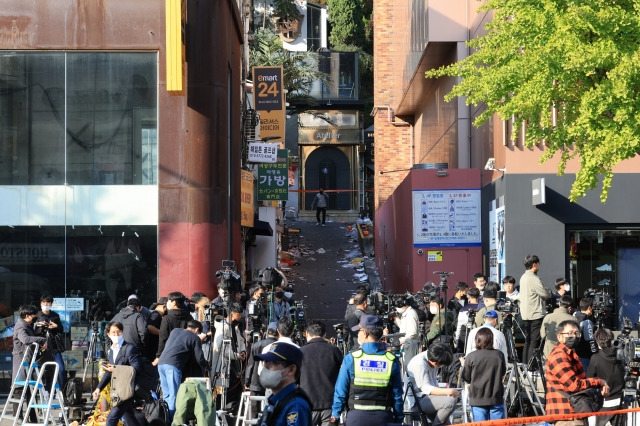 30일 서울 용산구 이태원동 '핼러윈 인파' 압사 사고 현장 부근에 취재진이 대기하고 있다. 연합뉴스