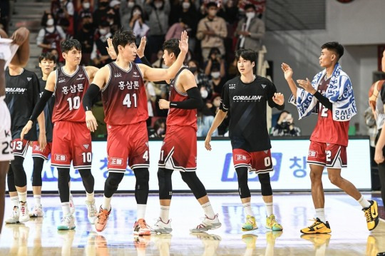 30일 승리로 홈 10연승을 달린 인삼공사 선수들.[KBL 제공]