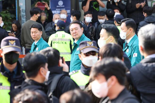 윤석열 대통령이 30일 서울 용산구 이태원동 '핼러윈 인파' 압사 사고 현장을 둘러보고 있다. / 사진 = 연합뉴스