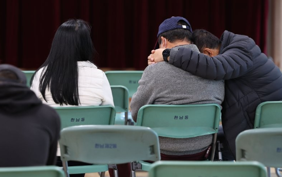 30일 오전 서울 용산구 한남동주민센터에서 이태원 압사 사고 관련 실종자 접수를 마친 한 가족과 관계자들이 대기하고 있다./ 사진=연합뉴스