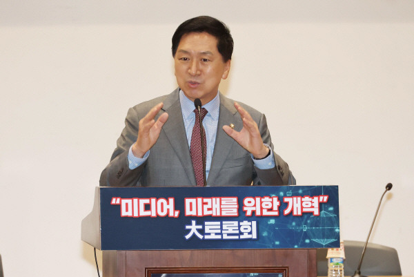 김기현 국민의힘 전 원내대표가 21일 여의도 국회에서 열린 (국회의원 김기현과 함께하는) "미디어, 미래를 위한 개혁" 大토론회에서 인사말을 하고 있다. [김호영기자]