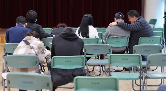 30일 오전 서울 용산구 한남동주민센터에서 이태원 압사 사고 관련 실종자 접수를 마친 가족과 관계자들이 대기하고 있다. [사진출처 = 연합뉴스]