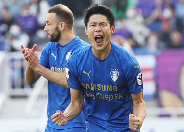 지난 29일 열린 프로축구 승강 플레이오프 2차전 수원 삼성블루윙즈와 FC 안양의 경기. 팀의 첫 번째 골을 넣은 수원 안병준이 기뻐하고 있다. [사진 출처 = 연합뉴스]