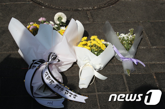 30일 오후 서울 용산구 이태원 압사 사고 현장 인근에 한 시민이 두고 간 꽃이 놓여져 있다./사진=뉴스1