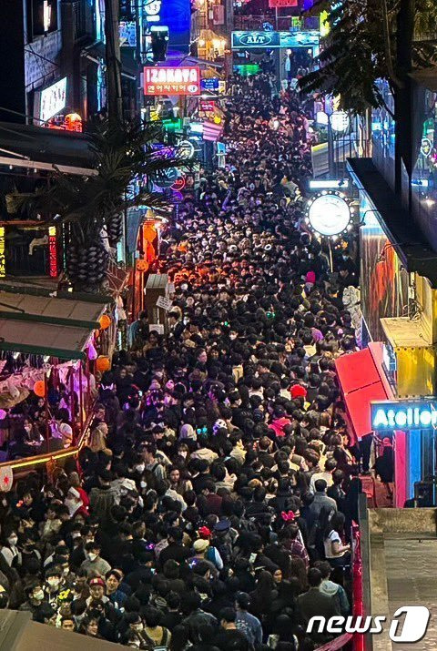 (서울=뉴스1) 정진욱 기자 = 29일 밤 서울 용산구 이태원에서 압사 추정 사고가 발생해 소방당국이 대응 2단계로 격상했다. 사진은 이날 사고가 발생한 용산구 이태원의 모습. (인터넷 갈무리) 2022.10.30/뉴스1  Copyright (C) 뉴스1. All rights reserved. 무단 전재 및 재배포 금지.