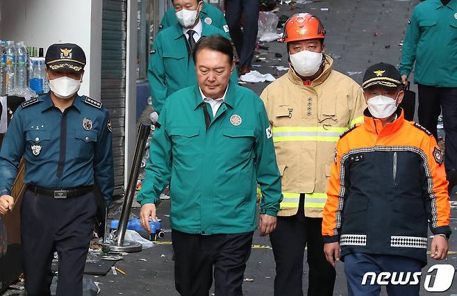 (서울=뉴스1) 임세영 기자 = 윤석열 대통령이 30일 오전 서울 용산구 이태원 핼러윈 압사사고 현장을 찾아 소방과 경찰의 설명을 들으며 살펴보고 있다.   윤 대통령은 이날 대국민 담화를 통해 "오늘부터 사고 수습이 일단락될 때까지 국가애도기간으로 정하고 국정의 최우선순위를 본 건 사고의 수습과 후속조치에 두겠다"고 말했다. 2022.10.30/뉴스1  Copyright (C) 뉴스1. All rights reserved. 무단 전재 및 재배포 금지.