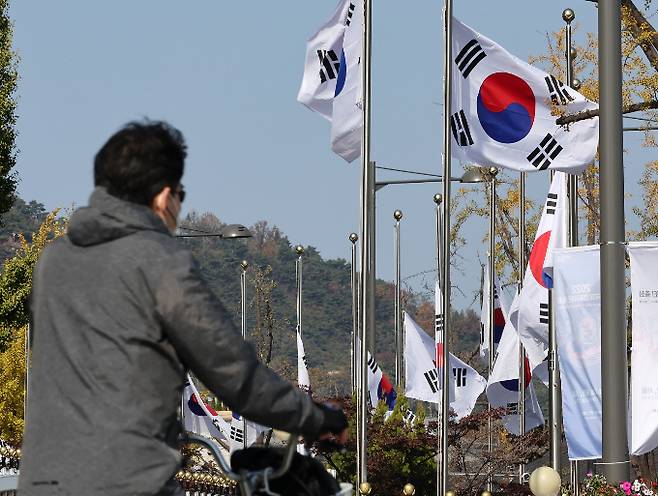 30일 서울 세종로 정부서울청사에 조기가 게양돼 있다. /사진-뉴스1