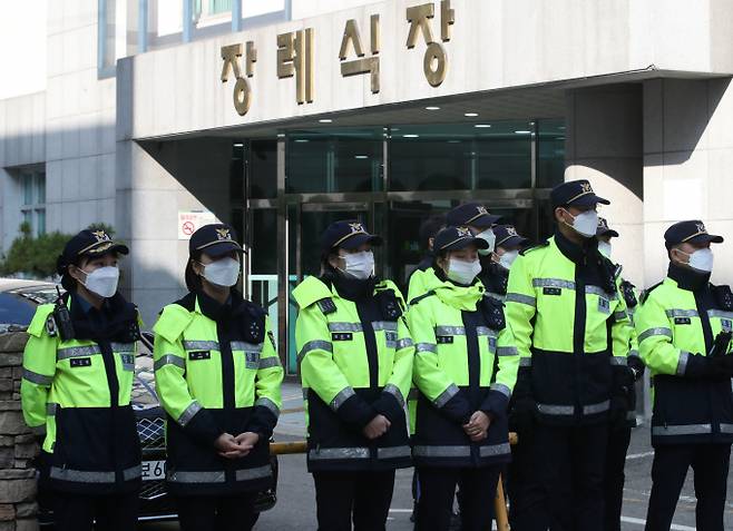 30일 서울 용산구 순천향대학교서울병원 장례식장이 경찰에 의해 통제되고 있다.  /사진=뉴스1