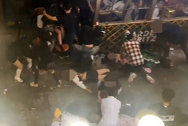 29일 대규모 압사 사고가 발생한 서울 용산구 이태원동 해밀톤호텔 인근에서 시민들이 피해자들을 상대로 심폐소생술을 시행하는 등 구조 활동을 벌이고 있다. 독자 제공. 뉴시스