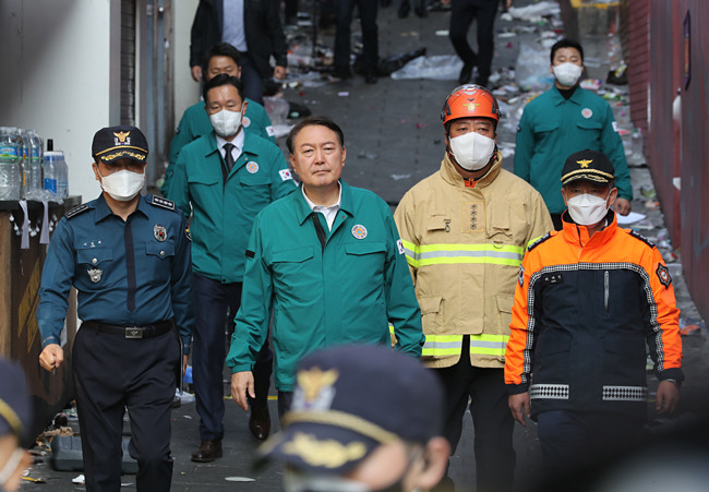 윤석열 대통령이 30일 오전 서울 용산구 이태원 압사 참사 현장을 살펴보고 있다. 뉴시스