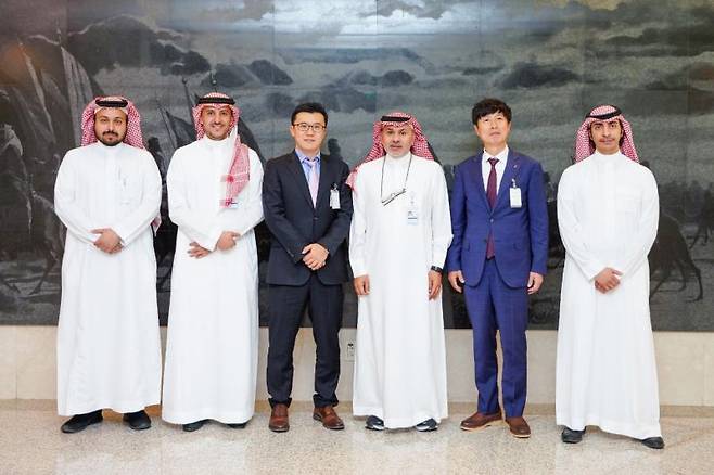 지난 26일 사우디아라비아 리야드에서 사빅, 마덴과 각 2만5000t의 블루 암모니아 공급 계약을 체결한 후 기념촬영을 하고 있는 롯데정밀화학과 사빅 관계자들 [롯데정밀화학 제공]
