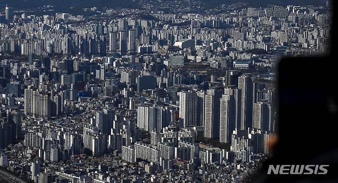 [서울=뉴시스] 정병혁 기자 = 25일 서울 송파구 롯데월드타워 전망대 서울스카이를 찾은 시민들이 서울시내를 배경으로 사진찍고 있다. 2022.10.25. jhope@newsis.com