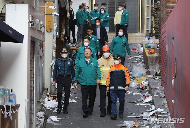 [서울=뉴시스] 김금보 기자 = 윤석열 대통령이 30일 오전 서울 용산구 이태원 압사 사고 현장을 살펴보고 있다. 2022.10.30. kgb@newsis.com