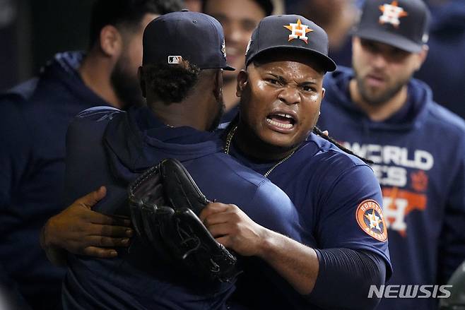 [휴스턴=AP/뉴시스] 휴스턴 애스트로스의 선발투수 프램버 발데스가 30일(한국시간) 미국 텍사스주 휴스턴의 미닛 메이드 파크에서 열린 필라델피아 필리스와 2022 MLB 월드시리즈 2차전에서 7회 초 아웃카운트 하나를 잡고 마운드를 내려온 뒤 덕아웃에서 동료들의 축하를 받고 있다. 2022.10.30.