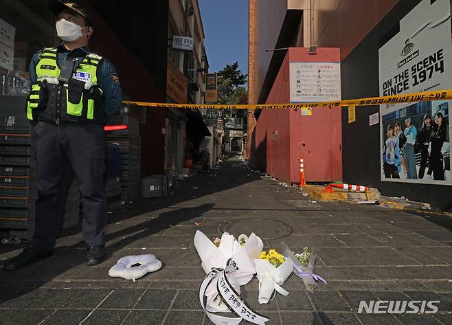 [서울=뉴시스] 김금보 기자 = 30일 오후 서울 용산구 이태원 압사 사고 현장에 시민들이 놓고간 근조화가 놓여 있다.  2022.10.30. kgb@newsis.com