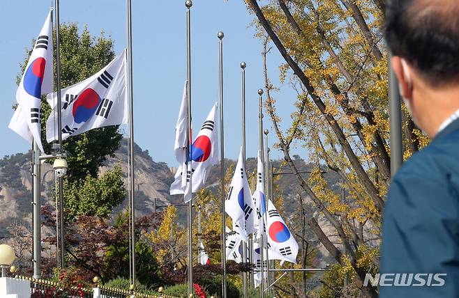 [서울=뉴시스] 배훈식 기자 = 이태원 참사 사고 수습이 이어진 30일 오전 서울 종로구 정부서울청사에 윤석열 대통령의 지시로 조기가 걸려있다. 2022.10.30. dahora83@newsis.com