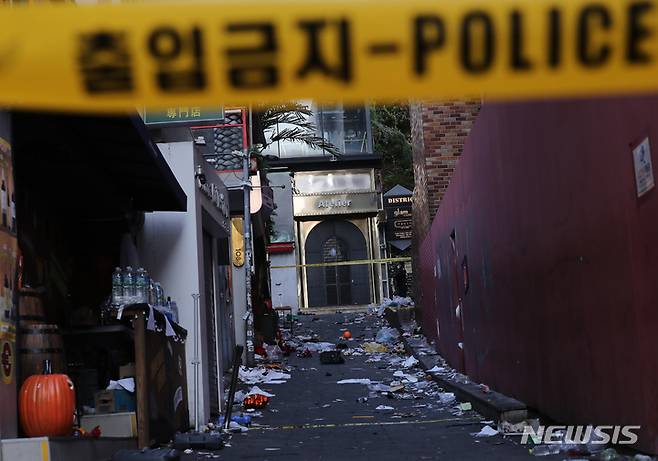 [서울=뉴시스] 김금보 기자 = 30일 오전 서울 용산구 이태원 압사 사고 현장 인근이 통제되고 있다. 소방당국은 전날 밤 발생한 이번 압사사고로 인한 피해를 30일 오전 9시 기준 사망 151명, 부상 82명으로 총 233명의 사상자가 발생한 것으로 집계했다. 2022.10.30. kgb@newsis.com