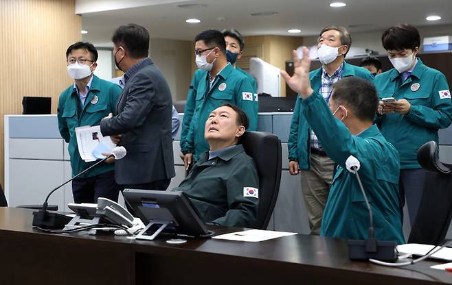 [서울=뉴시스] 윤석열 대통령이 30일 오전 서울 용산 대통령실 청사 국가위기관리센터에서 열린 이태원 핼러윈 사고 긴급상황점검회의에 참석해 보고받고 있다. (사진=대통령실통신사진기자단) 2022.10.30. photo@newsis.com *재판매 및 DB 금지