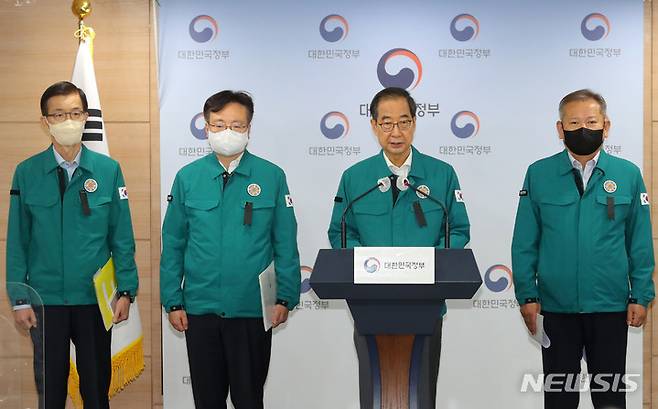 [서울=뉴시스] 배훈식 기자 = 30일 오후 서울 종로구 정부서울청사 브리핑실에서 한덕수 총리가 이태원 사고 중앙재난안전대책본부 회의 결과 브리핑을 하고 있다. 왼쪽부터 방문규 국무조정실장, 조규홍 보건복지부 장관, 한 총리, 이상민 행정안전부 장관. 2022.10.30. dahora83@newsis.com