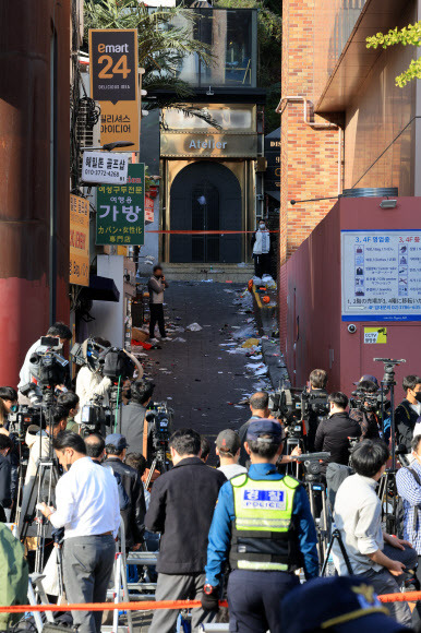 - 30일 서울 용산구 이태원동 ‘핼러윈 인파’ 압사 사고 현장 부근에 취재진이 대기하고 있다. 연합뉴스