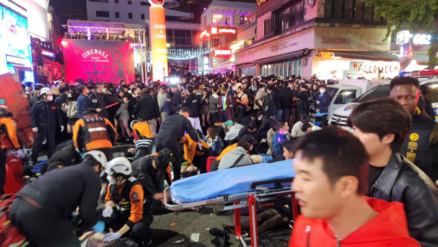 29일 서울 용산 이태원에 핼러윈 축제를 즐기러 온 인파가 몰리면서 압사사고가 발생했다. 강동헌 기자