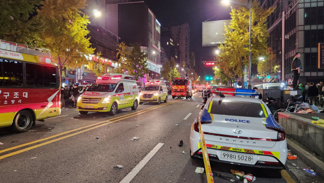 29일 서울 용산 이태원에서 압사 사고가 발생했다. 심정지 등 피해자를 이송하기 위한 구급 차량 등이 마비된 도로에 갇혀 정차 중이다. 강동헌 기자