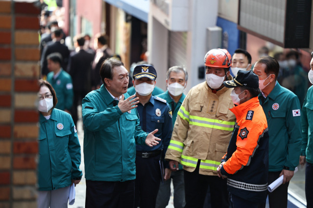 윤석열 대통령이 30일 오전 서울 용산 이태원 참사 현장을 살펴보며 관계자들과 대화하고 있다./연합뉴스