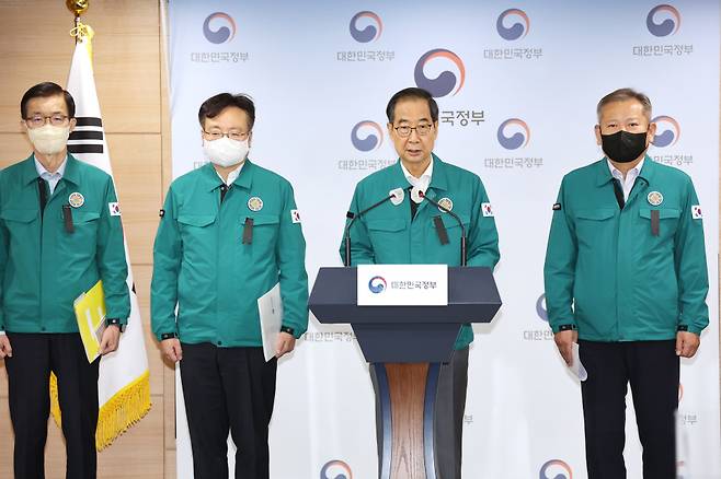 한덕수 국무총리가 30일 서울 종로구 정부서울청사에서 이태원 핼러윈 압사 참사 관련 중앙재난안전대책본부(중대본) 회의 결과 긴급브리핑을 갖고 있다. ⓒ연합뉴스