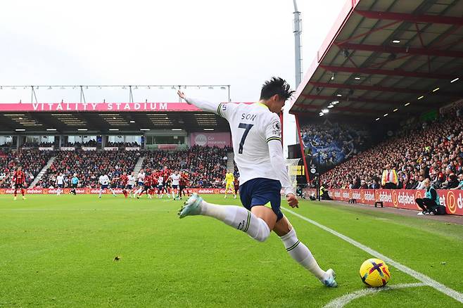 코너킥을 시도하는 손흥민. Getty Images 코리아