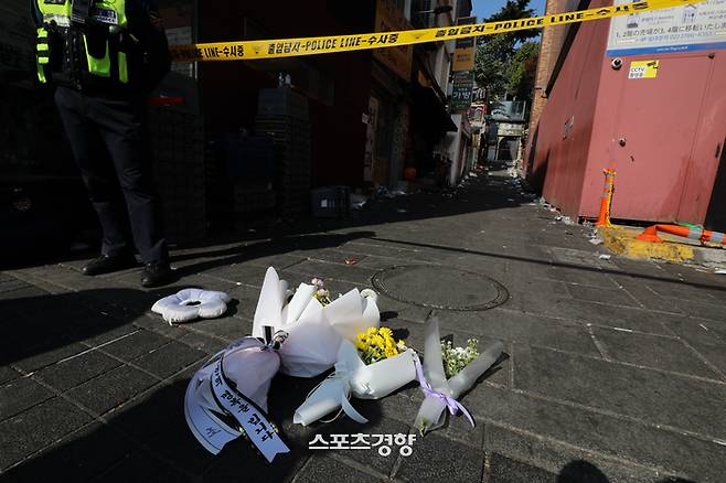 30일 서울 용산구 이태원 핼러윈 압사사고 현장에 추모 꽃다발이 놓여 있다. 정부는 오는 11월 5일까지를 국가애도기간으로 정했다.|성동훈 기자