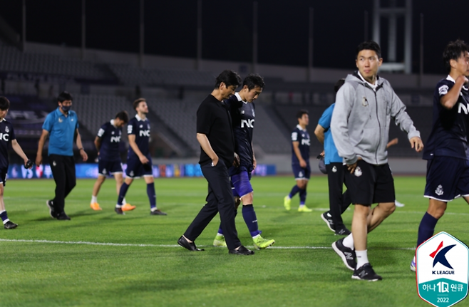 정정용 이랜드 감독 등 선수들이 지난 6월 전남와 비긴 뒤 경기장을 빠져나가고 있다. 프로축구연맹 제공