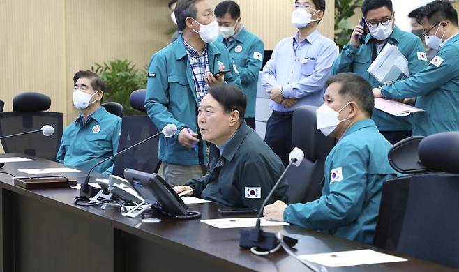 핼러윈 인명사고 긴급상황점검회의 참석한 윤석열 대통령 (서울=연합뉴스) 안정원 기자 = 윤석열 대통령이 30일 오전 서울 용산 대통령실 청사 국가위기관리센터에서 열린 이태원 핼러윈 인명사고 긴급상황점검회의에 참석하고 있다. 2022.10.30 [대통령실 제공. 재판매 및 DB 금지] jeong@yna.co.kr