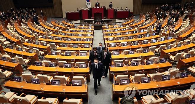 텅 빈 야당 의원석 지나 퇴장하는 윤석열 대통령 시정연설 (서울=연합뉴스) 이정훈 기자 = 윤석열 대통령이 지난 25일 오전 국회 본회의장에서 내년도 정부 예산안에 대한 시정연설을 마친 뒤 텅 빈 야당 의원석을 지나 퇴장하고 있다. 2022.10.25 [공동취재] uwg806@yna.co.kr