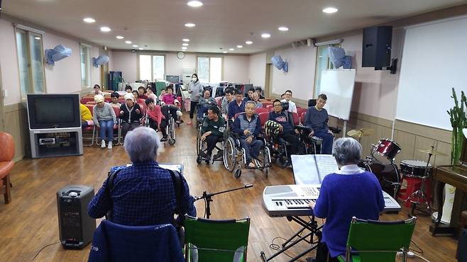 김수경·이옥자씨 '아낌없이 주는 나무' 부부 공연단 [김수경씨 제공. 재판매 및 DB금지]