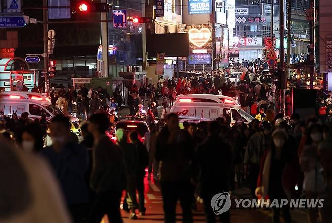 사고 현장으로 (서울=연합뉴스) 이지은 기자 = 30일 오전 서울 용산구 이태원 핼러윈 인명사고 현장 인근으로 구급차가 향하고 있다. 2022.10.30 jieunlee@yna.co.kr