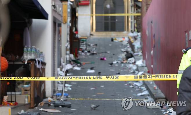 이태원 사고 현장 (서울=연합뉴스) 한상균 기자 = 30일 오전 용산구 이태원 압사 사고 현장 모습. 
    29일 밤 이태원동 일대에 핼러윈 인파가 한꺼번에 몰리면서 140명 이상이 사망하는 대규모 압사 참사가 났다. 2022.10.30 xyz@yna.co.kr