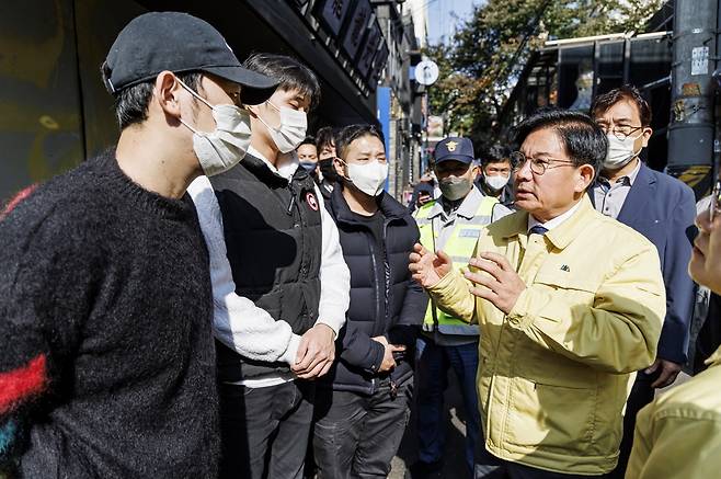 마포구 내 상점가를 방문해 안전 상황을 점검 중인 박강수 마포구청장 [서울 마포구 제공. 재판매 및 DB 금지]