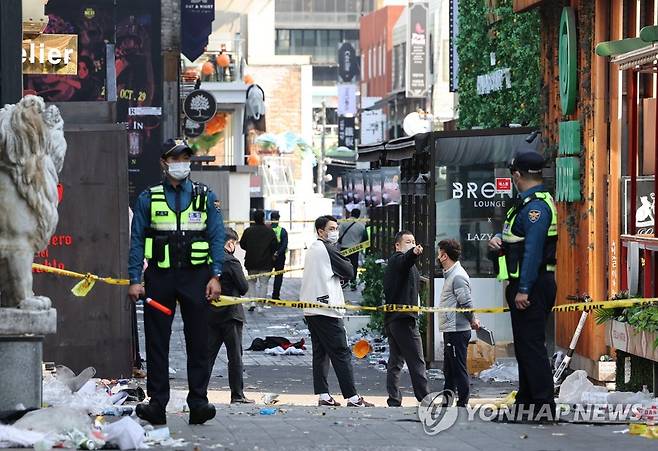 사고현장 조사하는 경찰 (서울=연합뉴스) 한상균 기자 = 30일 이태원 압사 사고 현장에서 경찰관계자들이 조사하고 있다. 2022.10.30 xyz@yna.co.kr