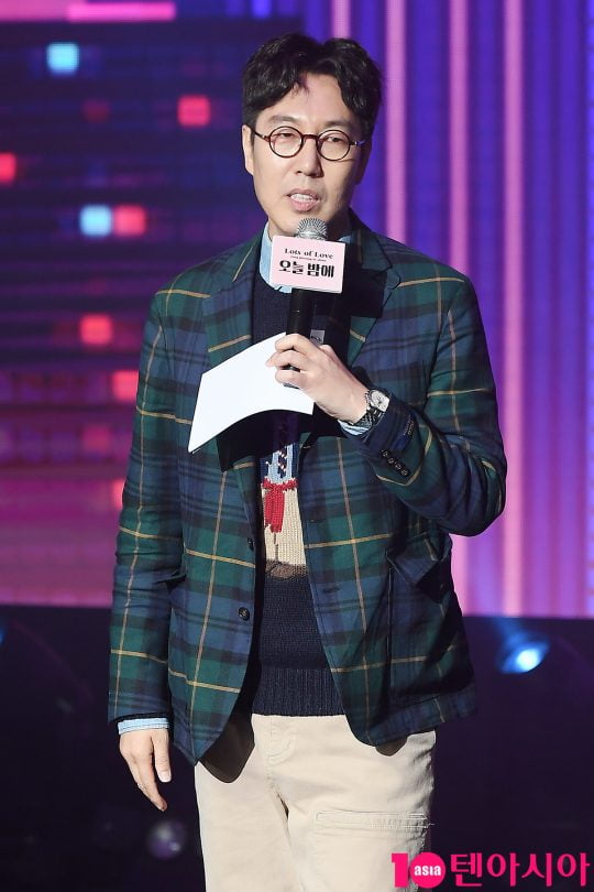 Kim Young-chul, a comedian, expressed his sadness to Itaewon Apsa True.Kim Young-chul Memorialized the victims of the Itaewon crush on PowerFM Kim Young-chuls Power FM broadcast on the morning of the 31st.Kim Young-chul said, I had a shot on the 29th, so I took a short shot at Itaewon around 8 oclock and withdrew.The 29th is the date that occurred on Itaewon True. Kim Young-chul said, Its even more incredible because I was there just a few hours ago. Its a morning with a heavy heart.I think that if I had gone the other way, I would have Pained to Chest if I thought about it, he said. I think it will be a deep wound that I will not forget.So far, 154 people have been killed in the sudden Itaewon crushing accident that occurred on Monday night.The Halloween party was held for the first time after the outdoor mask caused by COVID-19 was lifted. More than 100,000 people participated in the festival at Seoul Itaewon on the same day. The boundary between the sidewalk and the driveway collapsed and the alley was filled with people.The accident took place in a narrow, sloping alleyway next to the Hamilton Hotel, tangled with people trying to climb down and people trying to climb up. Pushing from behind, people were pushed and led to a crushing accident in a very short time.Hundreds of people were killed in an hour, and the government declared it as a national mourning period until the 5th of next month. The entertainment industry cancels and postpones all schedules with the memorial of the victim and comfort of the bereaved family.I wish to extend my condolences to the victims of the Itaewon True, and also to the sorrow of the bereaved.