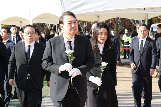 윤석열 대통령과 부인 김건희 여사가 31일 서울광장에 마련된 이태원 사고 사망자 합동분향소를 방문해 헌화하고 있다. 사진=뉴시스