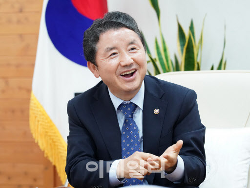 남성현 산림청장이 정부대전청사 산림청장 집무실에서 이데일리와 인터뷰를 하고 있다. (사진=산림청 제공)