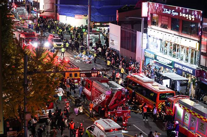 29일 오후 서울 용산구 이태원동 일대에 핼러윈을 맞이해 인파가 몰리면서 대규모 인명사고가 발생했다. (사진=연합뉴스)