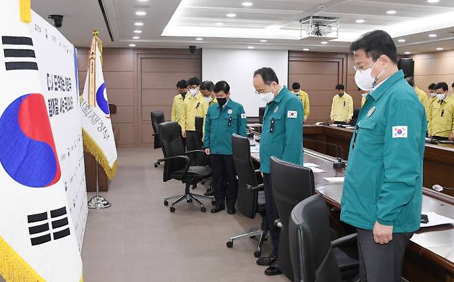 추경호 부총리 겸 기획재정부 장관이 17일 오후 정부세종청사 기재부 대회의실에서 열린 기획재정부 확대간부회의 시작에 앞서 이태원 사고 희생자 추모 묵념을 하고 있다.(사진=기재부)