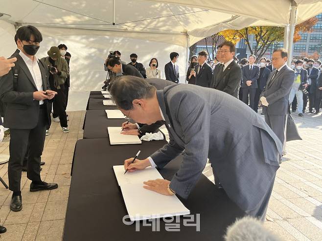 한덕수 국무총리가 31일 정부합동분향소에서 조문을 마친 뒤 조문록을 작성하고 있다.(사진 = 김은비 기자)